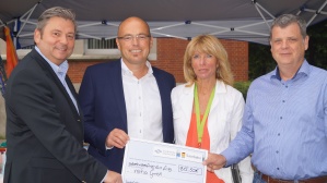 Die reha gmbh freut sich über den Spendenscheck in Höhe von 1.000 Euro Die reha gmbh freut sich über den Spendenscheck in Höhe von 1.000 Euro