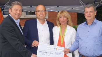 Die reha gmbh freut sich über den Spendenscheck in Höhe von 1.000 Euro