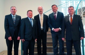 Dr. Falk Ihrig (Stadtwerke Saarbrücken Beteiligungsgesellschaft), Thomas Brach (Gemeindewerke Kleinblittersdorf), Stephan Strichertz (Bürgermeister der Gemeinde Kleinblittersdorf), Peter Edlinger und Dr. Thomas Severin (Stadtwerke Saarbrücken) beim Partnertreffen Dr. Falk Ihrig (Stadtwerke Saarbrücken Beteiligungsgesellschaft), Thomas Brach (Gemeindewerke Kleinblittersdorf), Stephan Strichertz (Bürgermeister der Gemeinde Kleinblittersdorf), Peter Edlinger und Dr. Thomas Severin (Stadtwerke Saarbrücken) beim Partnertreffen