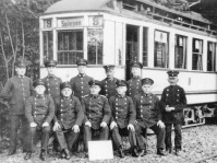 Straßenbahnfahrer der Betriebsgruppe Depot Elversberg vor der Linie 9 posierend, 1934