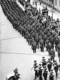 Aufmarsch der Straßenbahn - Betriebsgruppe mit Musikkapelle in Saarbrücken, 1935