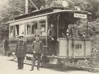 Personal im und vor dem Triebwagen 109 auf der elektrischen Straßenbahnlinie, 1901 Personal im und vor dem Triebwagen 109 auf der elektrischen Straßenbahnlinie, 1901