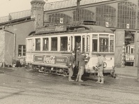 Triebwagen 30, Wagenreinigung vor der Wagenhalle im Betriebshof Saarbrücken, 1958