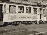 Triebwagen 36, Maler bei der Anbringung von "Valan-Werbung" im Betriebshof Saarbrücken, 1959