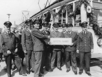 Personal vor geschmücktem Wagen der Straßenbahn, 1965