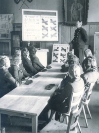 Theoretische Ausbildung der angehenden Straßenbahnerinnen während des Zweiten Weltkrieges, 1942