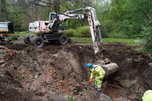 Riss in der Wassertransportleitung im Meerwiesentalweg sorgte für erhebliche Unterspülung der Straße. Riss in der Wassertransportleitung im Meerwiesentalweg sorgte für erhebliche Unterspülung der Straße.