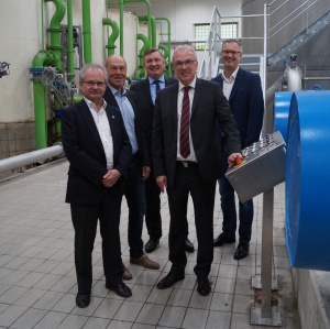 Das Wasserwerk Würzbachtal wurde offiziell am 8. Juni 2017 nach der umfangreichen Modernisierung in Betrieb genommen: Thomas Brück (stellv.  Vorsitzender des Aufsichtsrats),  Geschäftsführung TNA, Dr. Joachim Meier und Manfred Schmidt,  Udo Recktenwald (Landrat des Landkreises St. Wendel) und Stefan Kunz (Geschäftsführer WVO) (von links). 