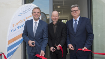 Franz-Josef Johann (Vorstand Stadtwerke Saarbrücken Netz), Professor Heiko Lukas (Baudezernent der Landeshauptstadt Saarbrücken) und Dr. Thomas Severin (Stadtwerke-Konzernchef (von links) zerschneiden zur Einweihung der Ausbildungswerkstatt ein Band (Bild Stadtwerke Saarbrücken). Franz-Josef Johann (Vorstand Stadtwerke Saarbrücken Netz), Professor Heiko Lukas (Baudezernent der Landeshauptstadt Saarbrücken) und Dr. Thomas Severin (Stadtwerke-Konzernchef (von links) zerschneiden zur Einweihung der Ausbildungswerkstatt ein Band (Bild Stadtwerke Saarbrücken).