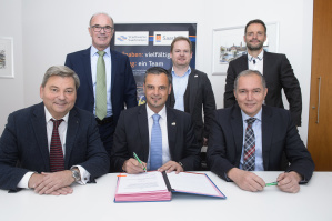 Dr. Falk Ihrig (Stadtwerke Saarbrücken Beteili-gungsgesellschaft), Klauspeter Brill (Bürgermeister Stadt Lebach), Peter Edlinger (Stadtwerke Saarbrücken), Christian Wunn (Stadt-werke Lebach), Jörg Wendels (Stadt Lebach) und Arno Graf (Stadtwerke Lebach) bei der Unterzeichnung (v.r. n. l.; Bildquelle Stadtwerke Saarbrücken). Unterzeichnung Kooperationsverlängerung Lebach mit Stadtwerke Saarbrücken