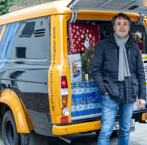 95 Geschenke für das Jugendhilfezentrum Saarbrücken. Darüber freute sich Heinz Theisen, als der Stadtwerke-Bus sich öffnete und die schön verpackten Geschenke zum Vorschein kamen (Bild Stadtwerke Saarbrücken). Wunschsternaktion