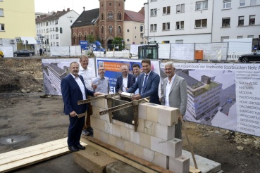 Frank Ackermann (Vorstand Stadtwerke Saarbrücken Netz AG), Daniel Bürtel (Projektleiter), Architekt Janek Pfeufer, Thomas Gebhart (Vorstandsvorsitzender der Stadtwerke Saarbrücken Netz AG), Baudezernent Patrick Berberich, Oberbürgermeister Uwe Conradt sowie Architekt Marcello Pompa (v.l.) bei der Grundsteinlegung (Bildquelle Stadtwerke Saarbrücken/Iris Maurer). Image