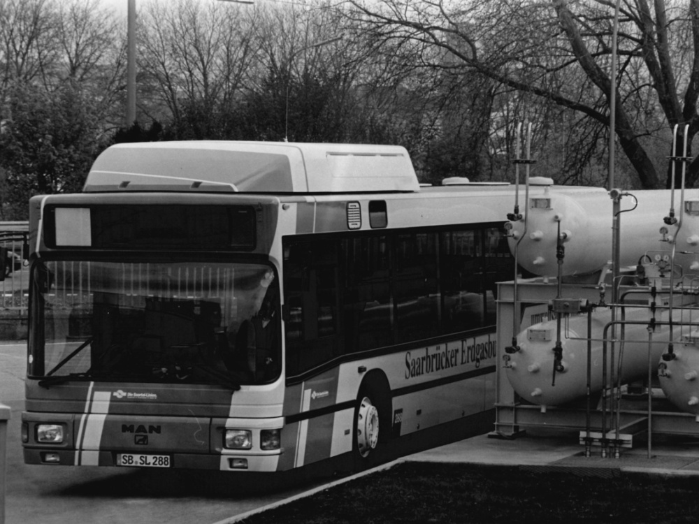 1995 Inbetriebnahme der Erdgastankstelle auf dem Busbetriebshof 1995 Inbetriebnahme der Erdgastankstelle auf dem Busbetriebshof