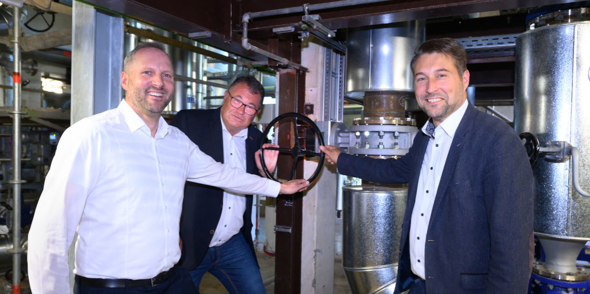 Stadtwerke Netz-Vorstand Thomas Gebhart, Energie SaarLorLux-Vorstand Joachim Morsch und Oberbürgermeister Uwe Conradt weihen die neue Fernwärme-Verbindung nach Burbach ein 
