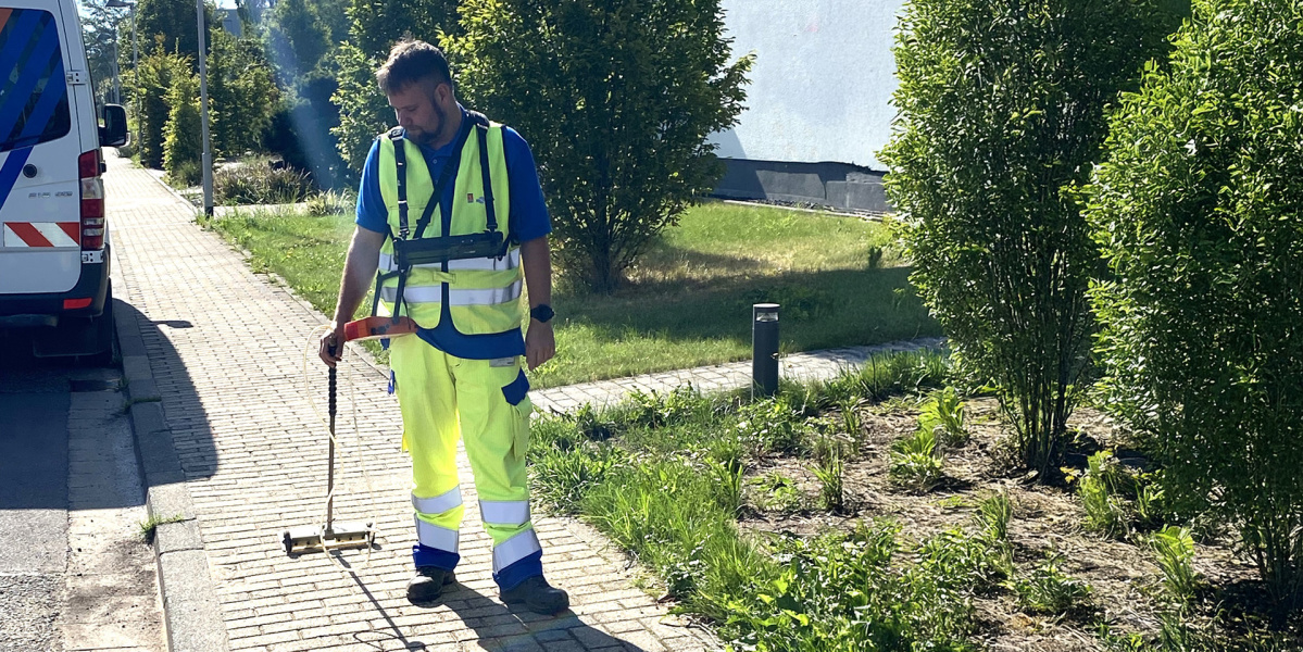 Mitarbeiter der Stadtwerke Saarbrücken läuft mit einem hochgenauen Messgerät das Gasnetz ab, um es auf Lecks zu überprüfen.