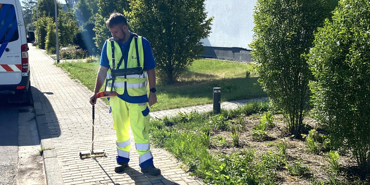 Mitarbeiter der Stadtwerke Saarbrücken läuft mit einem hochgenauen Messgerät das Gasnetz ab, um es auf Lecks zu überprüfen.
