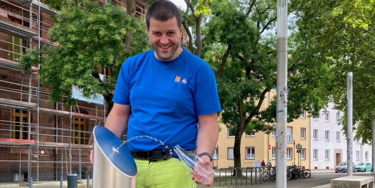 Stadtwerke-Mitarbeiter testet Trinkbrunnen am Landwehrplatz