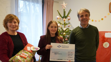 64 Geschenke und 1.000 Euro für das Jugendhilfezentrum in Alt-Saarbrücken. Den Scheck übergab stellvertretend für alle Azubis Noelia Heiderich an Heinz Theisen und Silke Weber vom Jugendhilfezentrum. Image