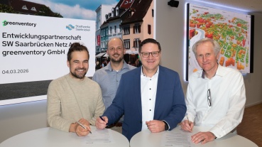 Bei der Unterschrift des LOI bei den Stadtwerken Saarbrücken (Bild v.l. die beiden Geschäftsführer von greenventory Dr.-Ing. Sven Killinger und Dr. David Fischer sowie der Vorstandsvorsitzende der Stadtwerke Saarbrücken Netz Ivars Gludausis und der Leiter Netzmanagement Martin Altmeier. Image