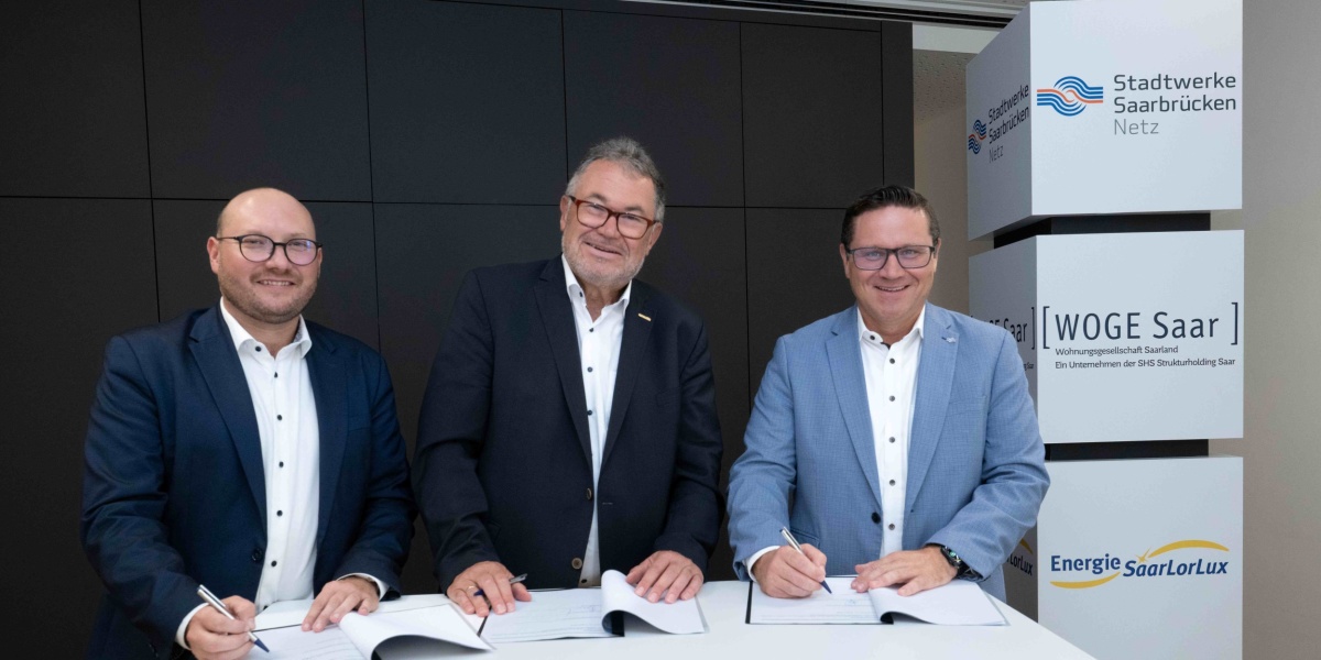 Unterzeichnung der Absichtserklärung: Mirco Bertucci, Geschäftsführer der WOGE Saar, Joachim Morsch, Vorstand und Sprecher der Energie SaarLorLux AG, und Ivars Gludausis, Vorstandsvorsitzender der Stadtwerke Saarbrücken Netz. (v.l.n.r.) LOI wird unterschrieben.
