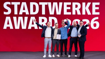 Auf der Preisverleihung des Stadtwerke Awards 2026 das Team Stadtwerke Saarbrücken Netz und greenventory mit Pokal und Urkunde Image